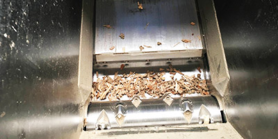 Absaugen - Versorgen - Entsorgen:  Zerkleinern - Brikettieren